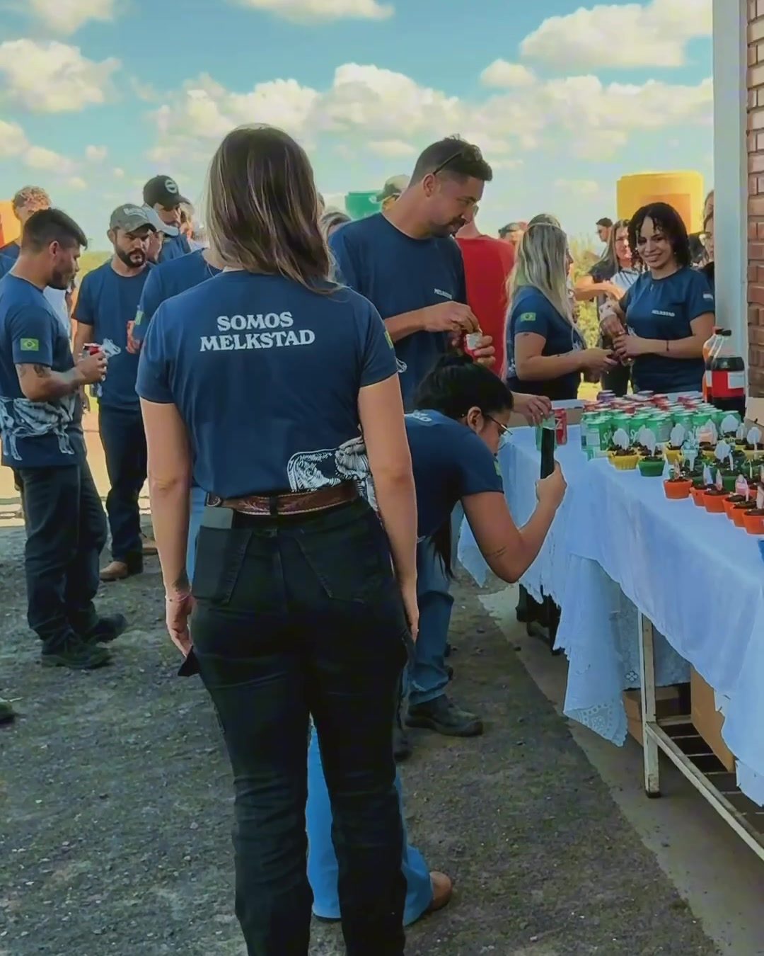 Colaboradora com a camiseta Somos MelkStad no dia do lançamento