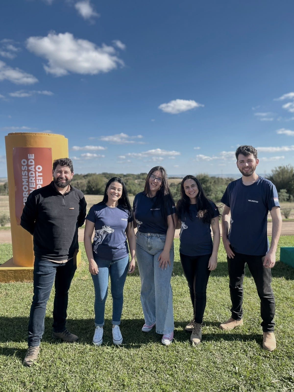 Equipe da MelkStad junto aos pilares do programa de cultura