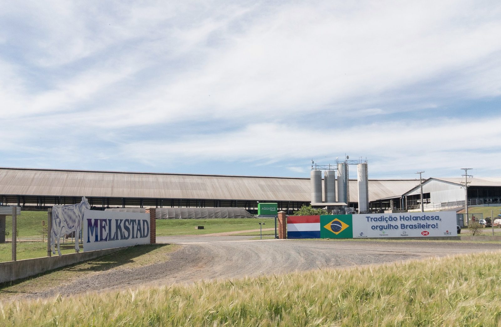 Fachada da MelkStad, fazenda leiteira atendida pela Vers em endomarketing